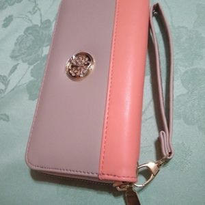 Clutch wristlet purse